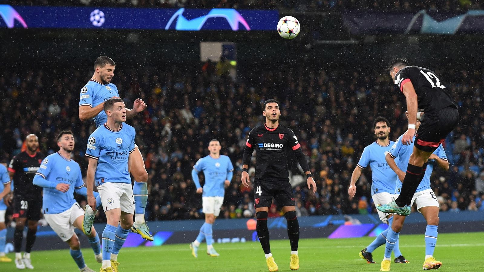 Rafa Mir cabecea el gol que adelantaba a los sevillistas.