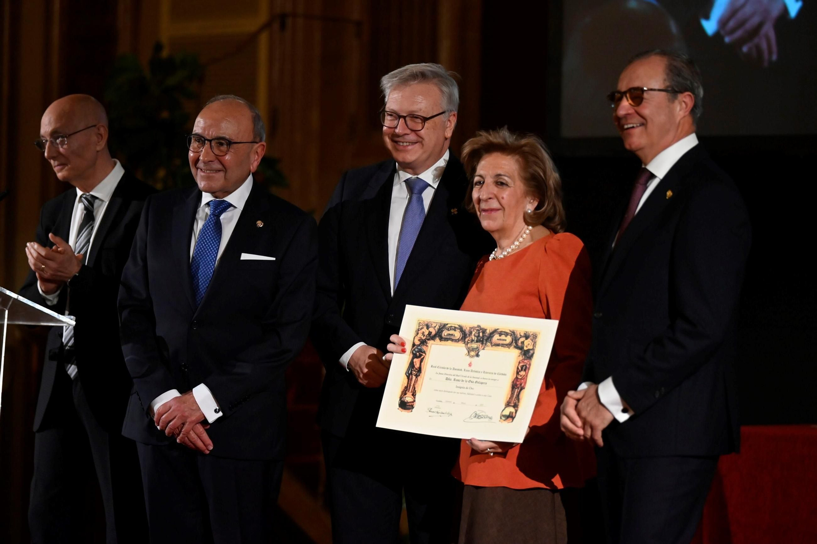 Ls imágenes de la entrega de insignias y la Medalla de Oro del Real Círculo de la Amistad de Córdoba