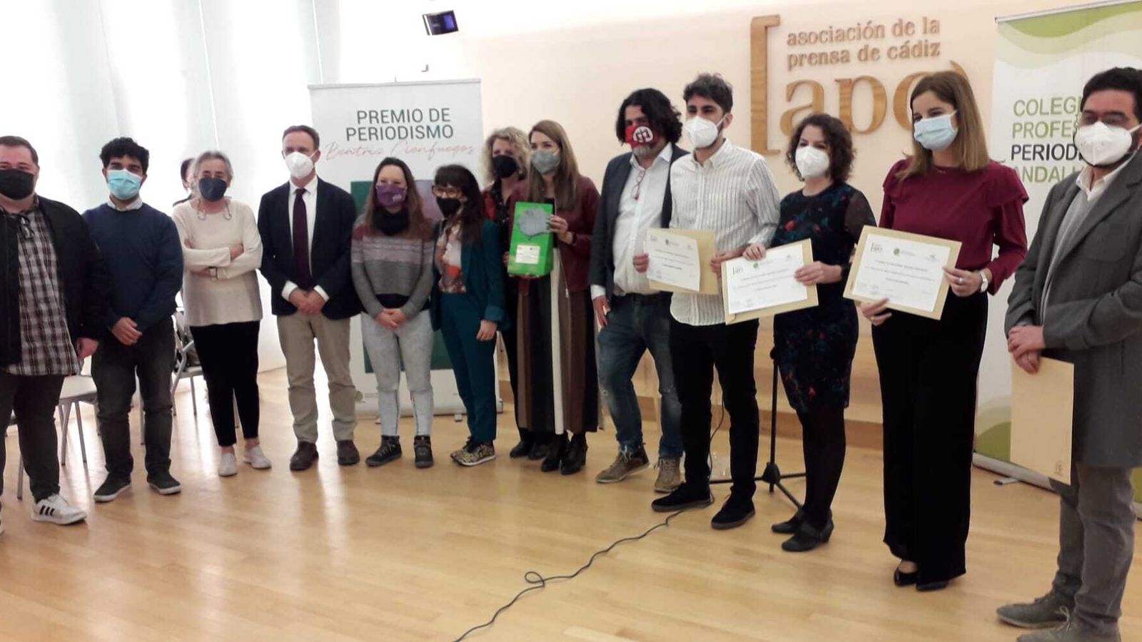 Las premiadas, junto a directivos de la APC y del Colegio de Profesional de Periodistas de Cádiz.