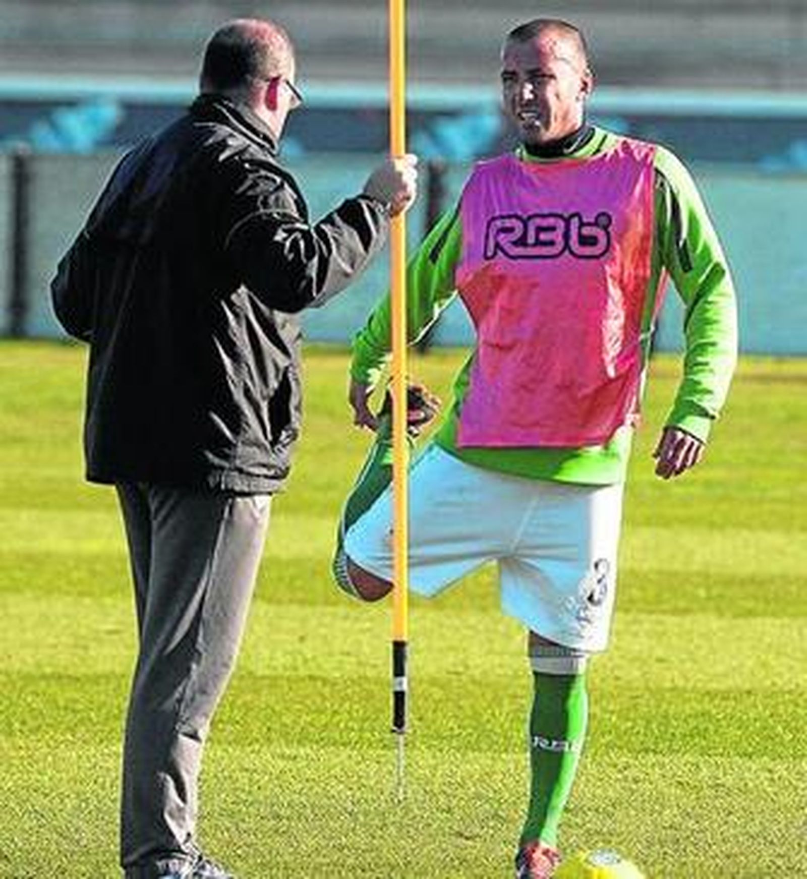 Pepe Mel, entrenador del Betis, conversa con Mario, que será una sensible baja en el derbi.