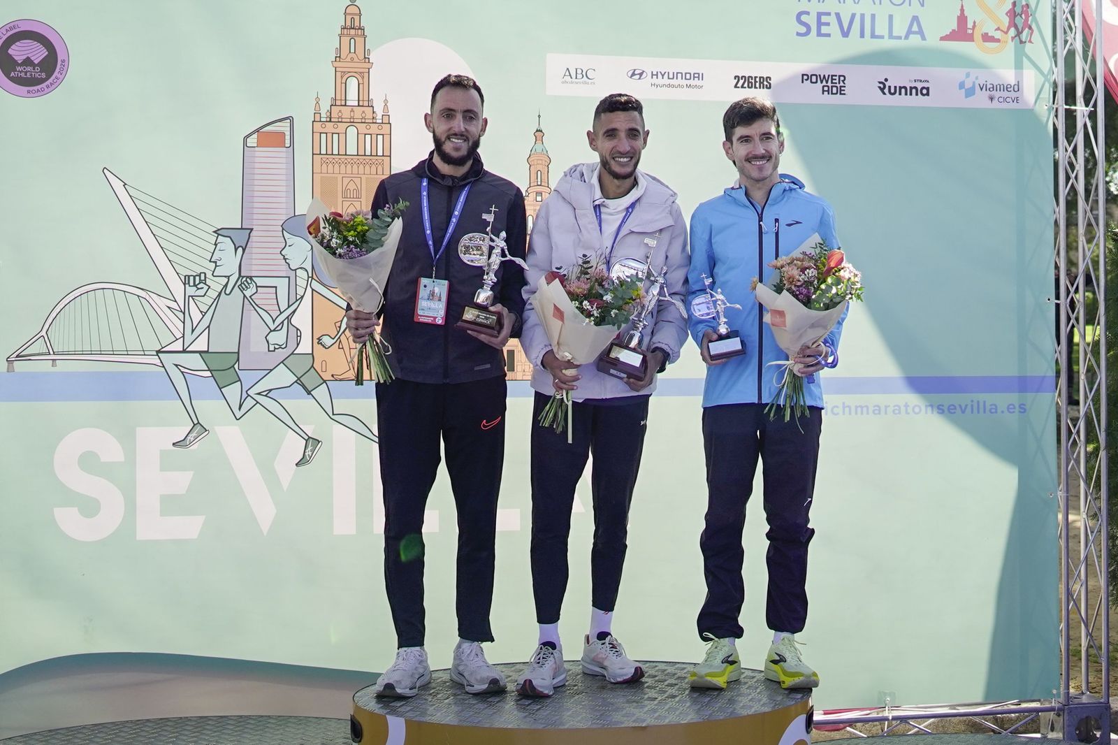 Así ha sido la entrega de premios del Zúrich Maraton de Sevilla 2026