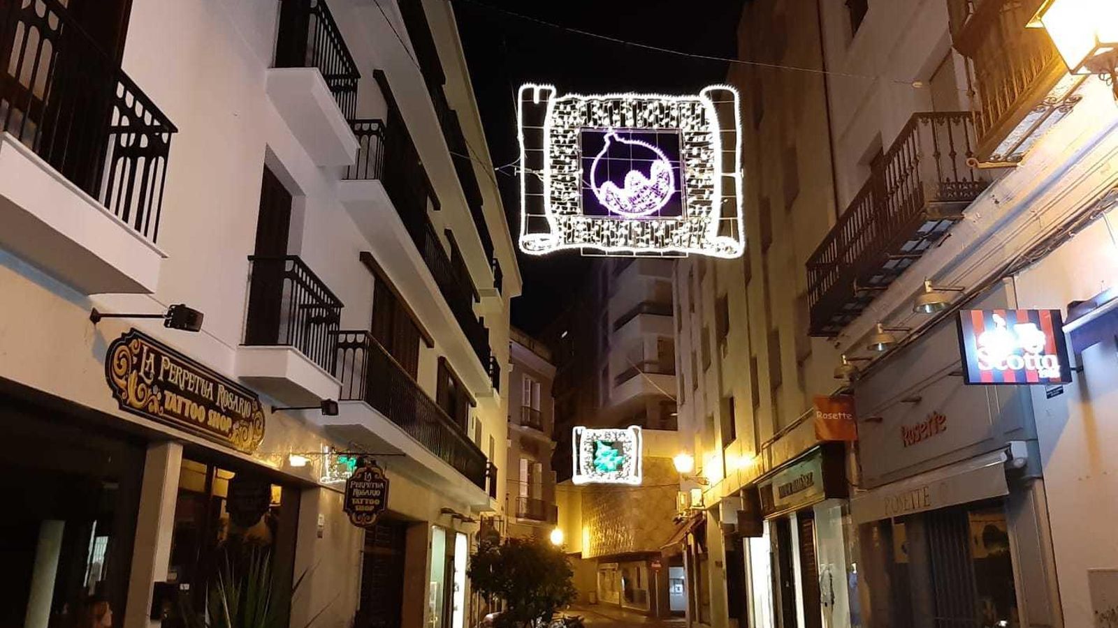 Prueba de alumbrado de las luces de Navidad en la calle Rosario.