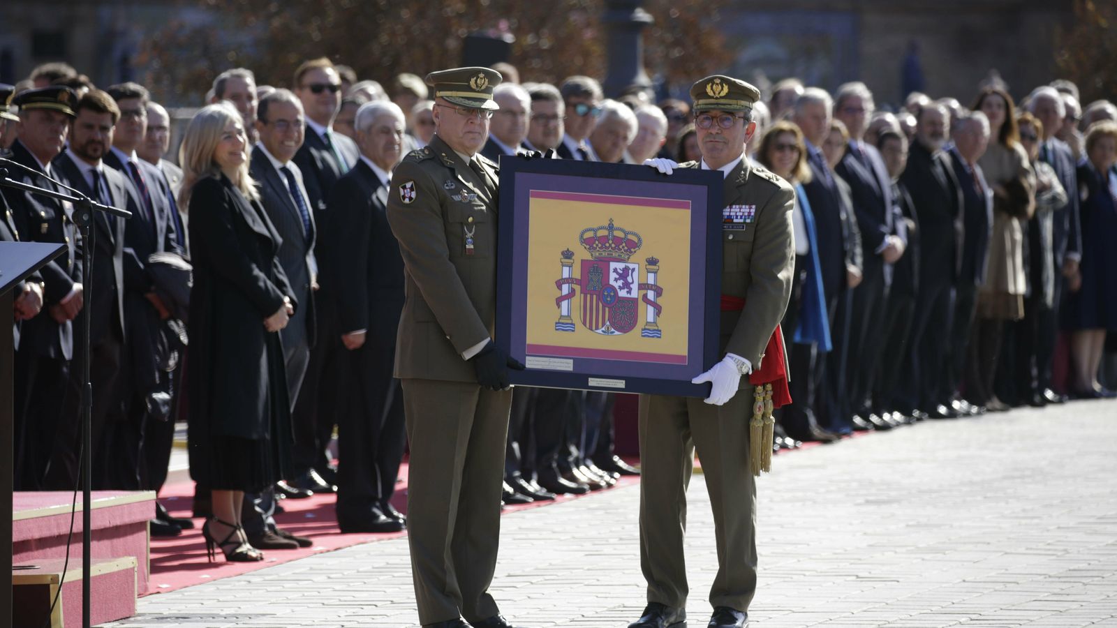 Gómez de Salazar recibe la enseña nacional de recuerdo