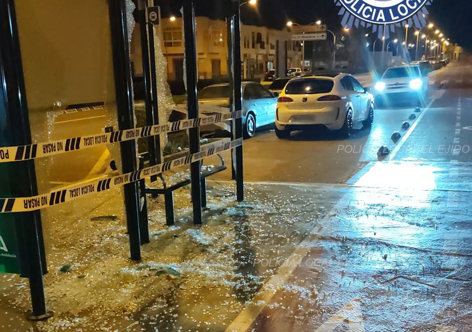 Una de las marquesinas destrozadas por el detenido.