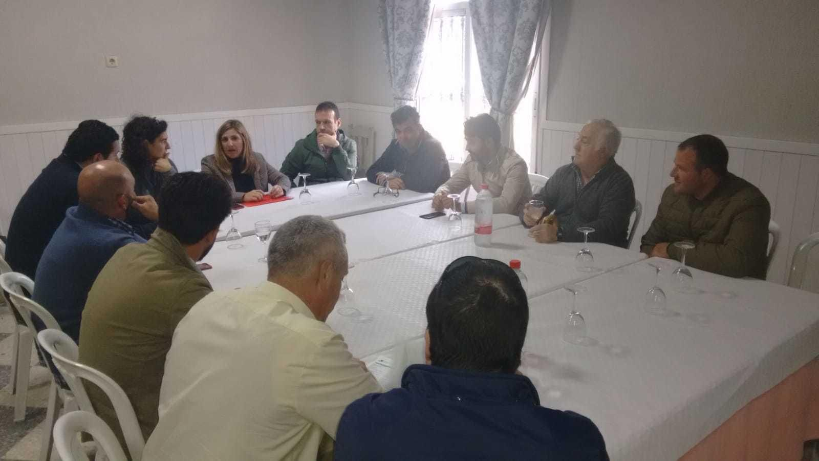 Irene García reunida con alcaldes y representantes del PSOE en las pedanías.