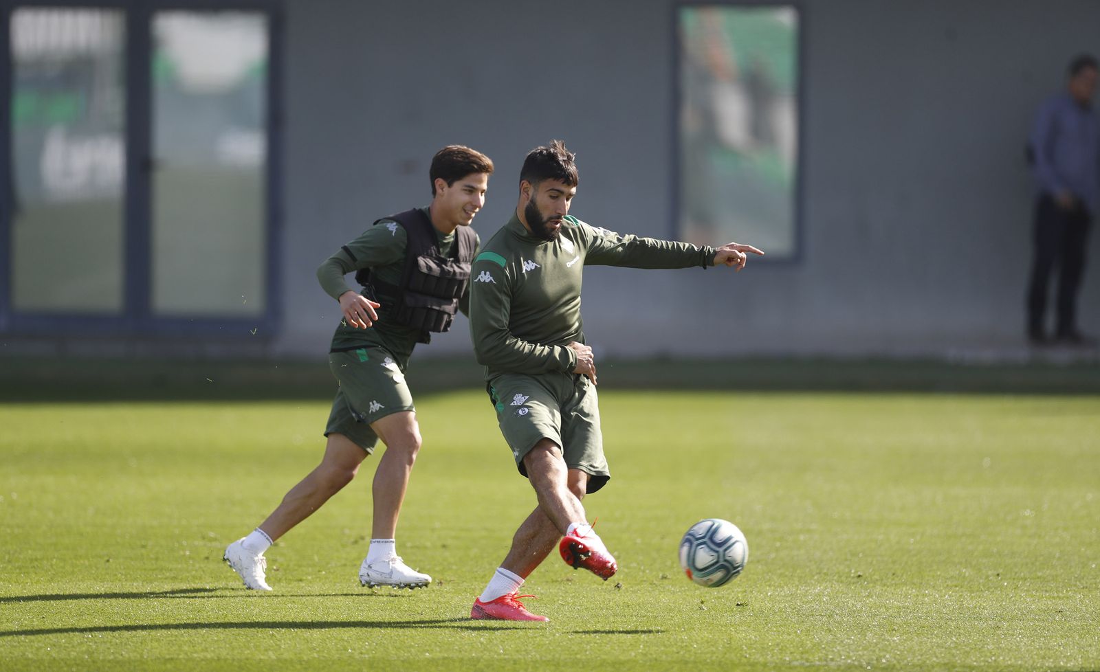 Fekir golpea el balón en un entrenamiento junto a Diego Lainez.