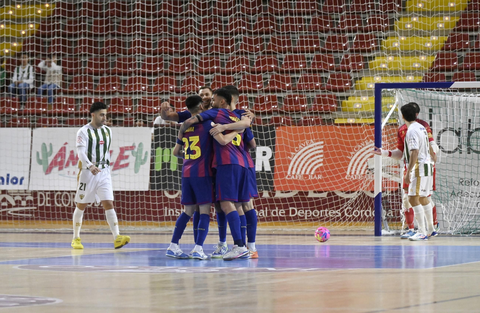 Las mejores fotos del ambiente en Vista Alegre para el Córdoba Futsal - Barça