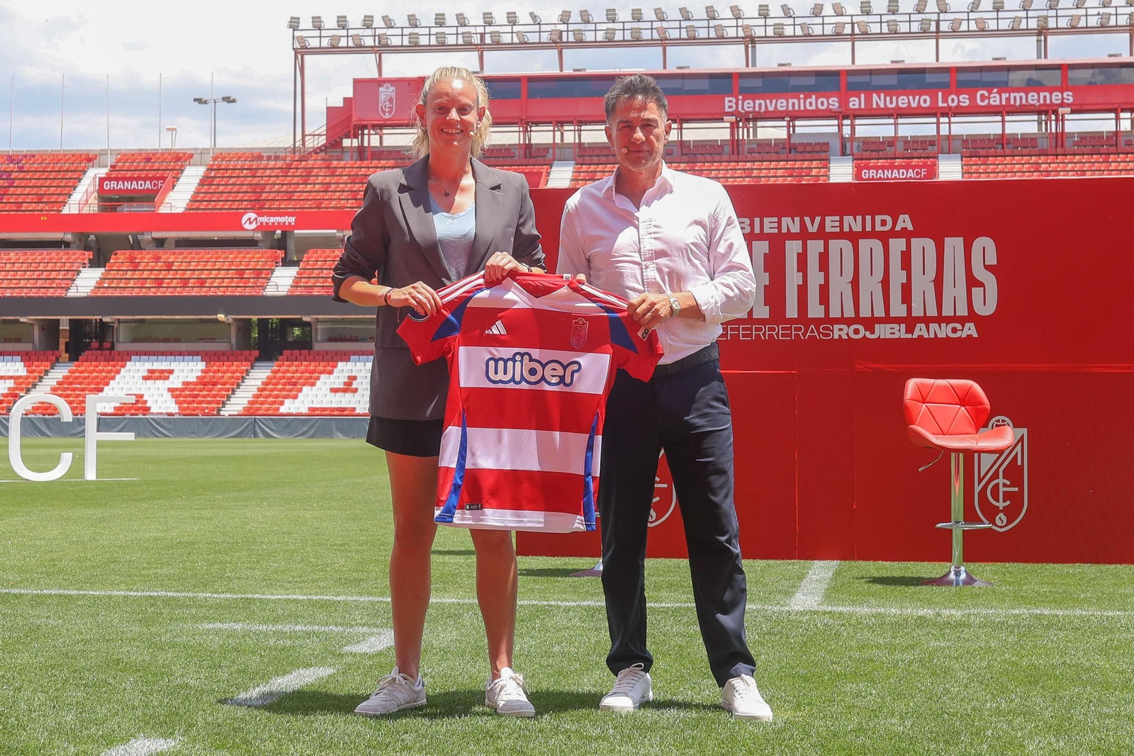 Ferreras y Valverde en la presentación oficial de la entrenadora