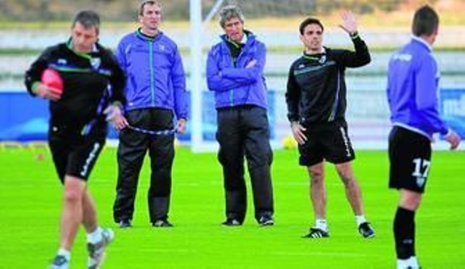 El técnico chileno, con sus ayudantes, presencia los movimientos de sus jugadores en el entrenamiento de ayer.
