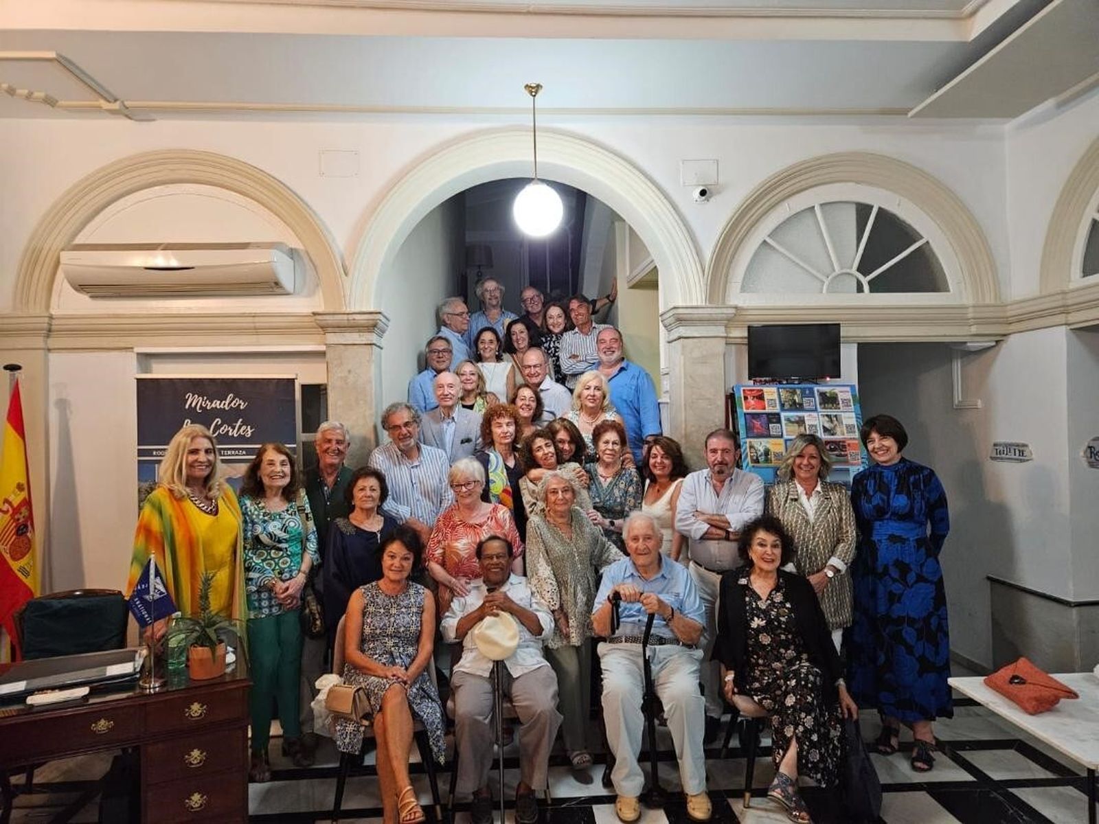Ateneístas durante la celebración de la comida de la caballa con piriñaca en el Hotel Las Cortes. Entre ellos, Pepa Díaz, Fernando Souza, Carmen Fidalgo, Parquita Lobato, Carolina Camacho, Montse Riba, José María Esteban, Miguel Villanueva, Antonio Ares y Purificación González de la Blanca, entre otros.