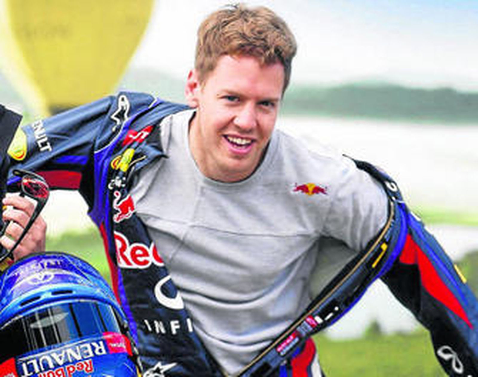 Sebastian Vettel se coloca el mono con prisas en su primer día en Albert Park.