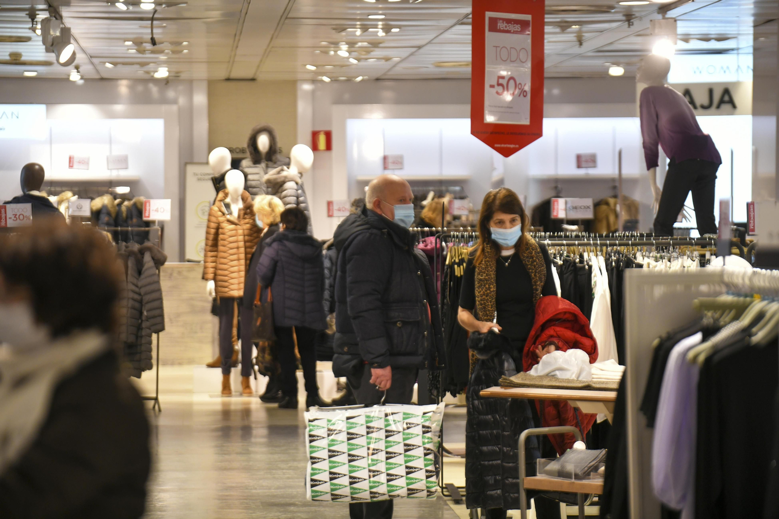 Fotos: el inicio de las rebajas en el Corte Inglés de Granada