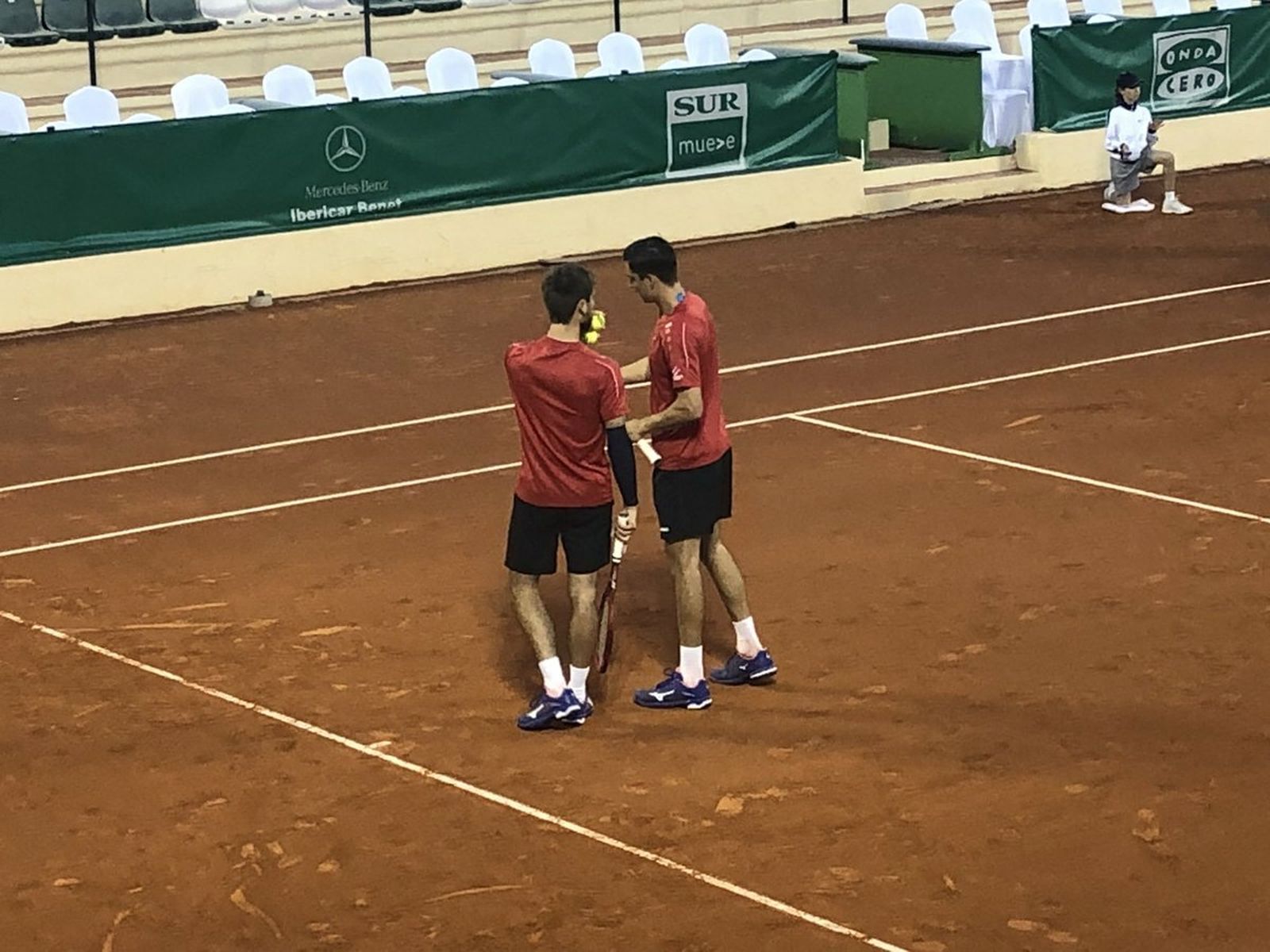 Menéndez, junto a su pareja durante el partido.
