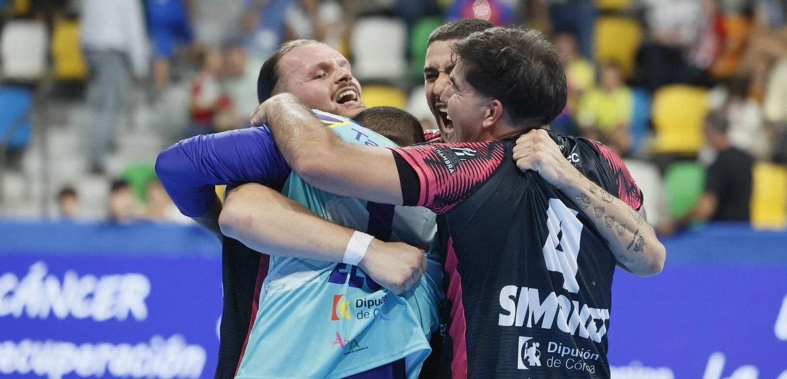 Los jugadores del Ximénez celebran un triunfo de un partido de este curso.