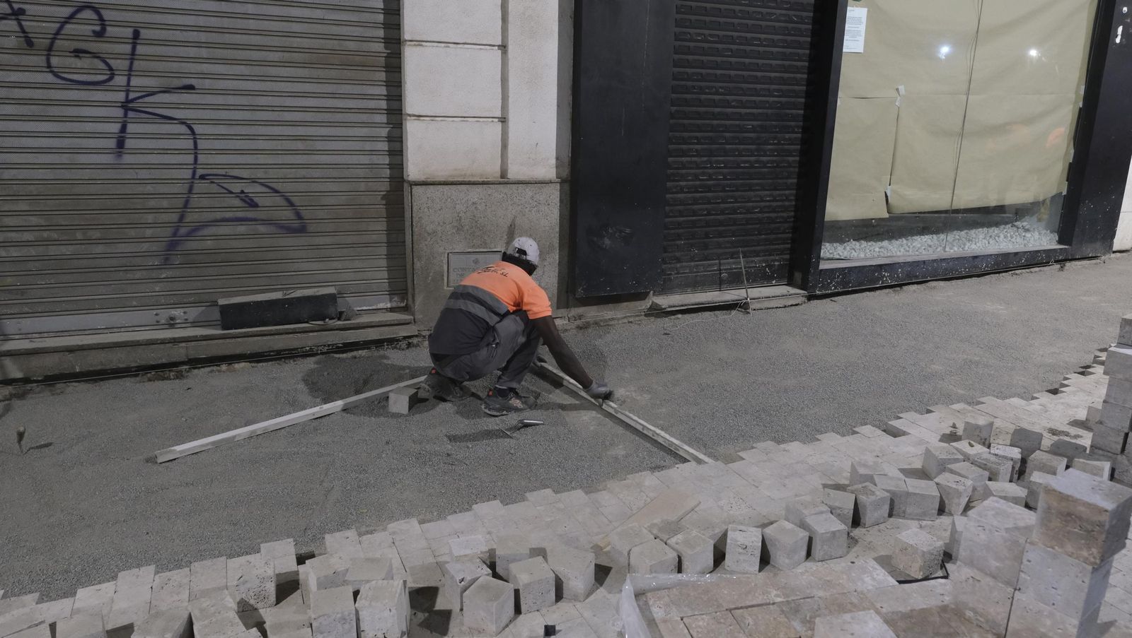 Las obras de peatonalización del Paseo de Almería entran en el turno de noche, en imágenes