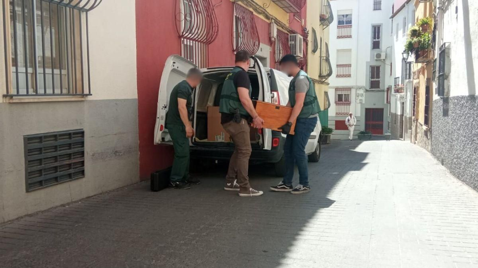 Agentes de la Guardia Civil incautan material relacionado con el tráfico de armas. Agentes de la Guardia Civil incautan material relacionado con el tráfico de armas.