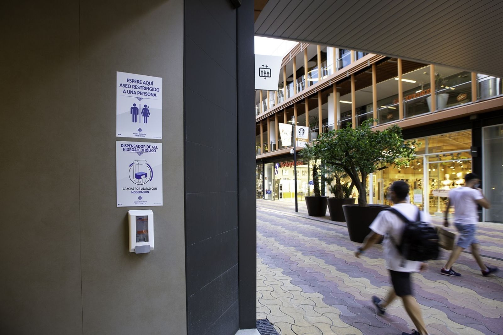 Uno de los dispensadores de gel hidroalcohólico del centro comercial Torre Sevilla.