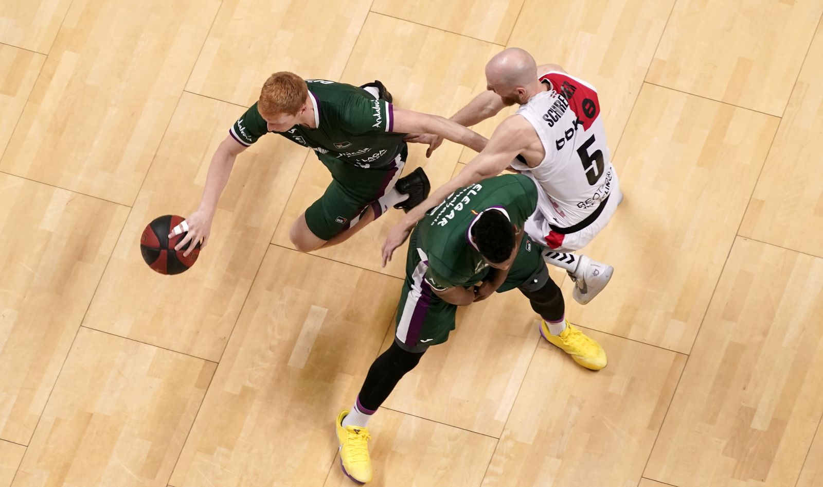 Alberto Díaz, ante Thomas Schreiner.