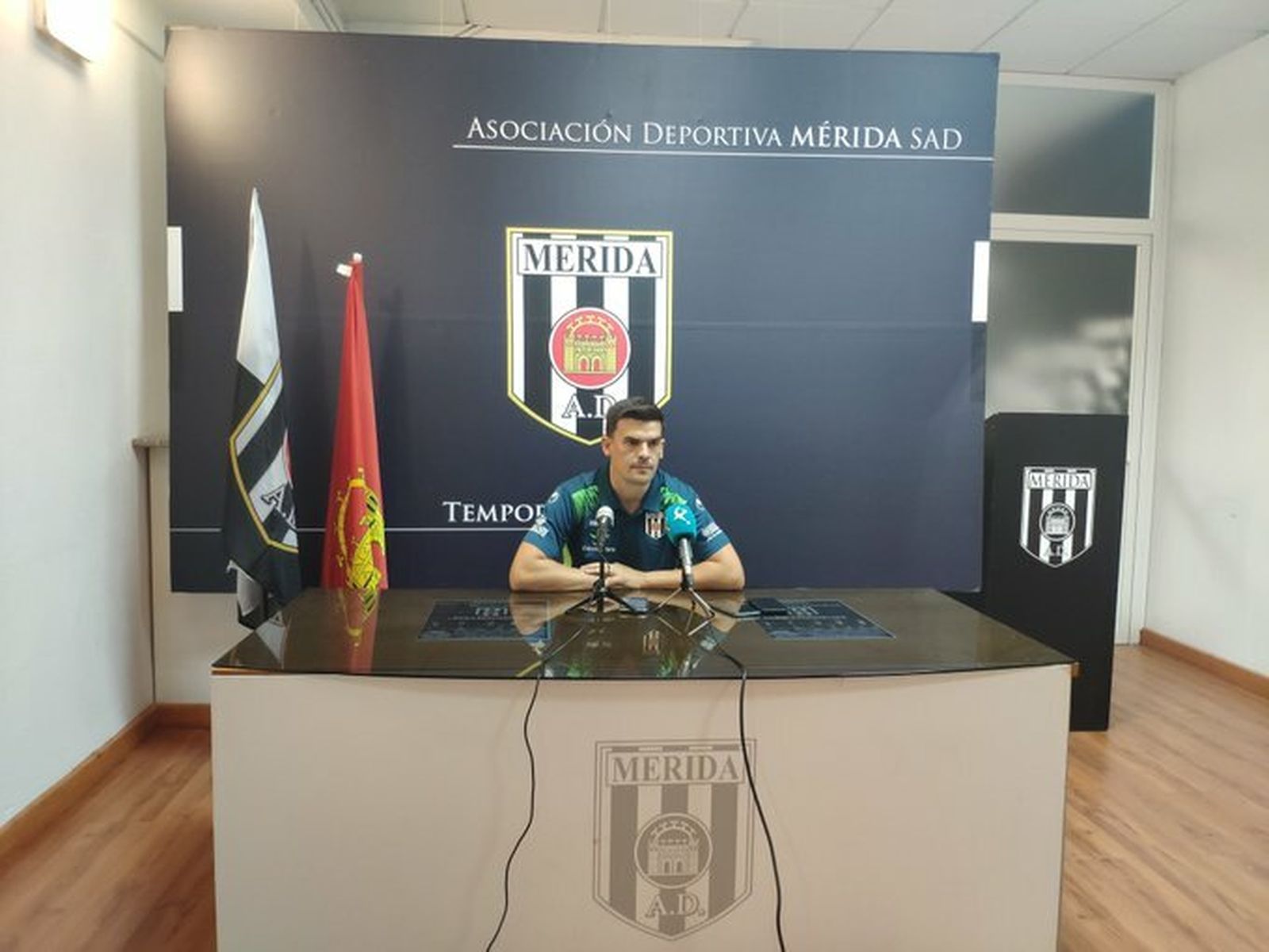 Santi Amaro, entrenador del Mérida AD, en rueda de prensa