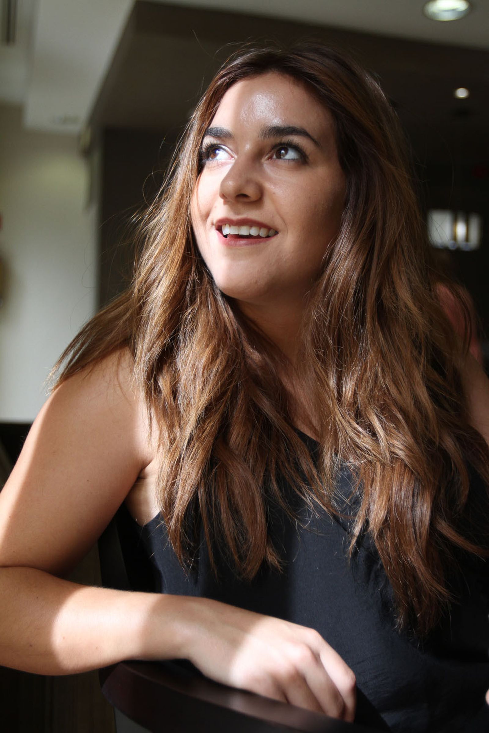 La cantautora onubense Marta Soto posa para la entrevista en la recepción de un hotel.