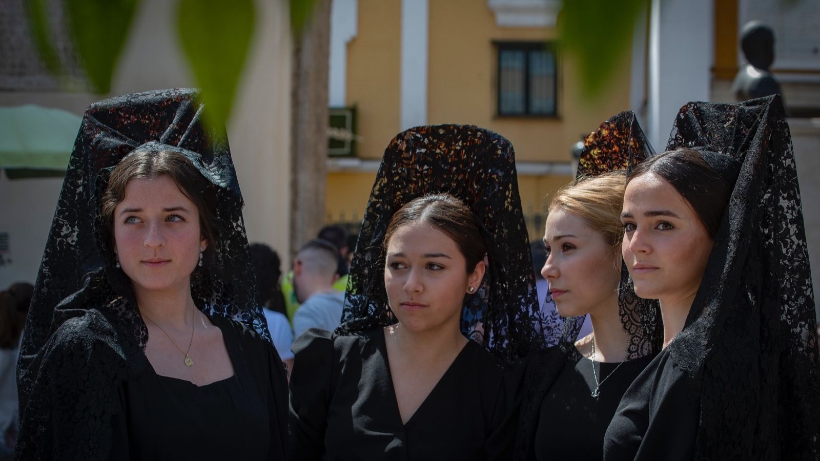Jóvenes vestidas adecuadamente de mantilla la mañana del Jueves Santo.