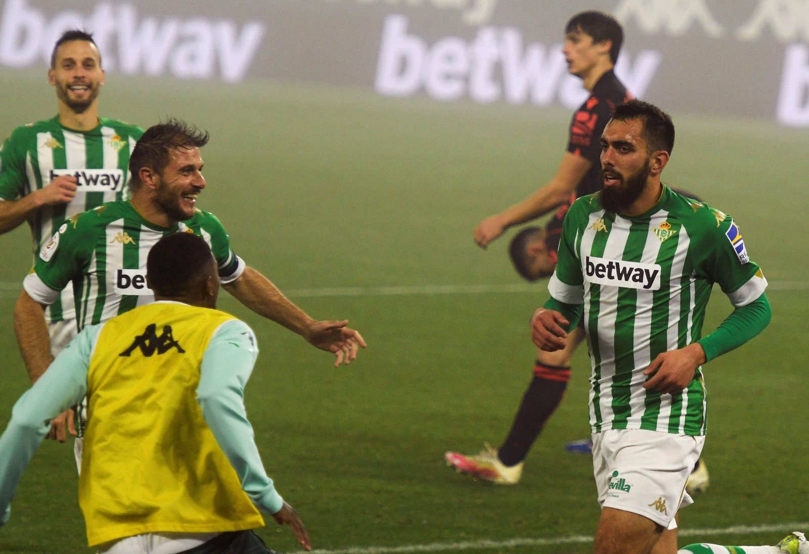 Borja Iglesias, Joaquín, Canales y Emerson celebran un gol del Betis.