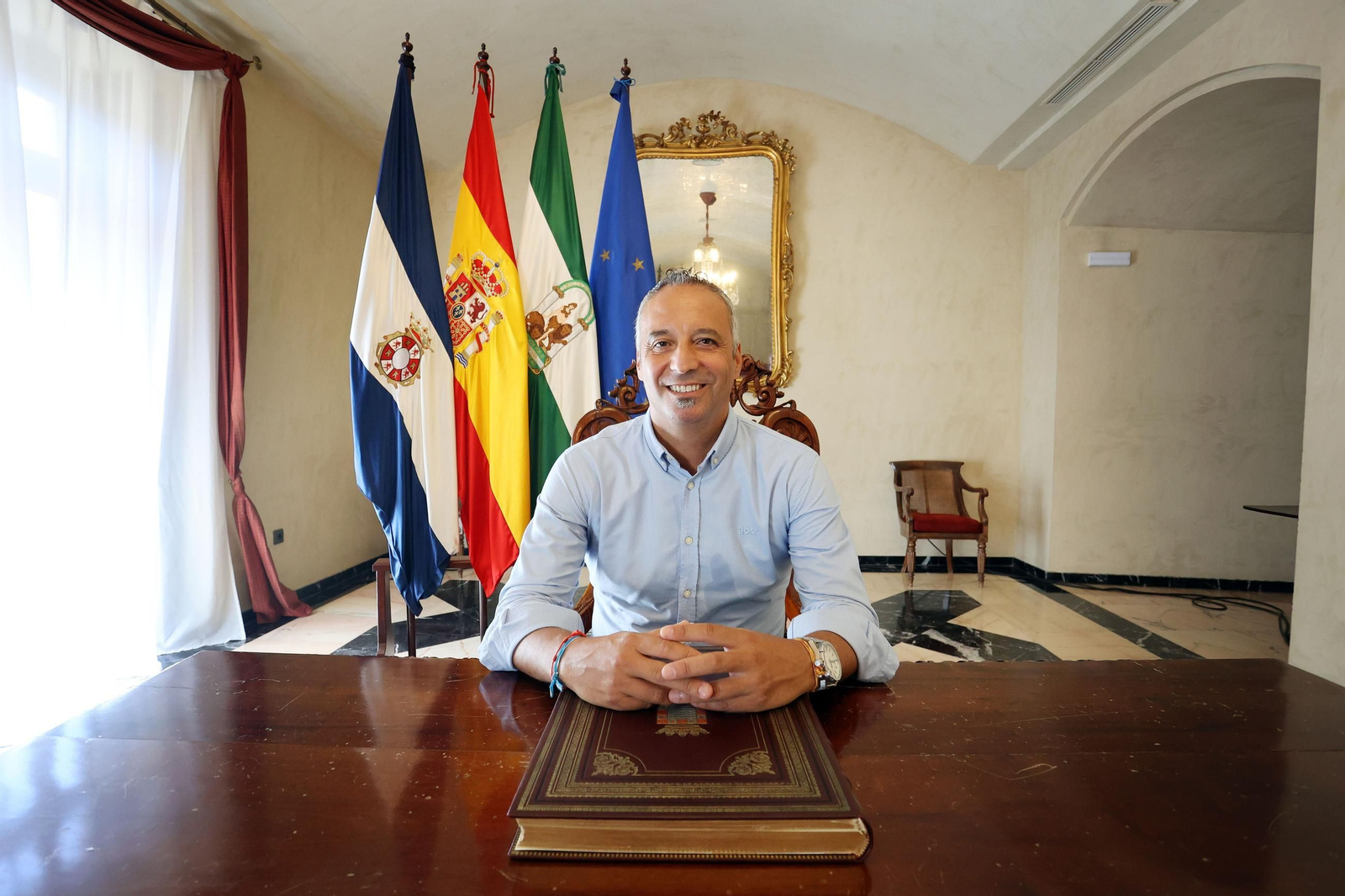 Antonio Vadillo, en el Salón Noble del Ayuntamiento de Jerez tras ser recibido por la alcaldesa.