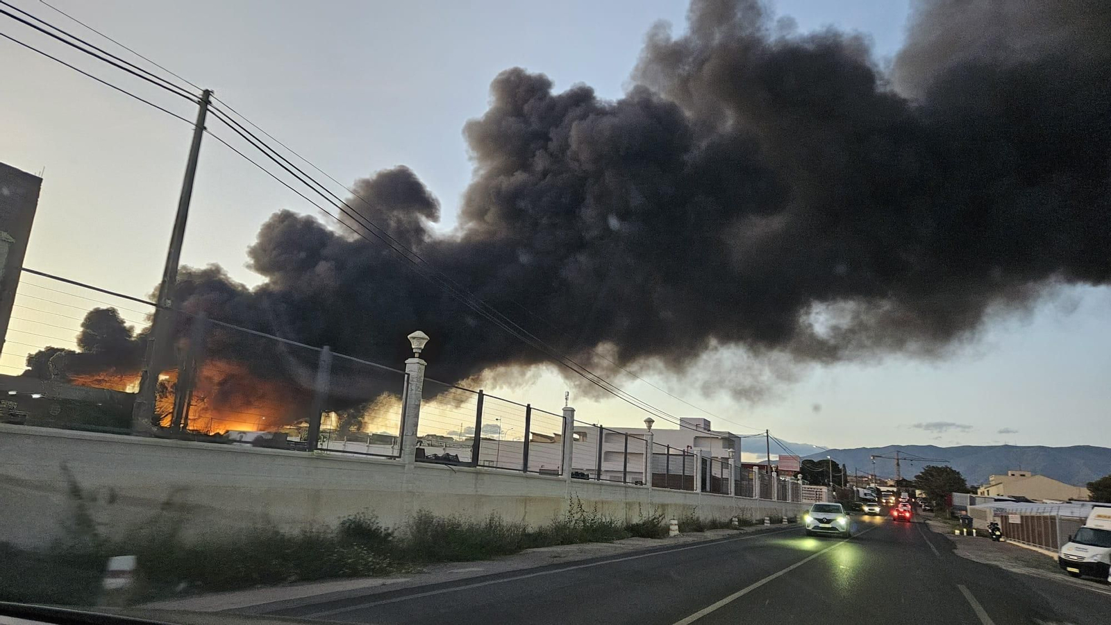 Las imágenes del incendio de la planta de reciclaje en Almería