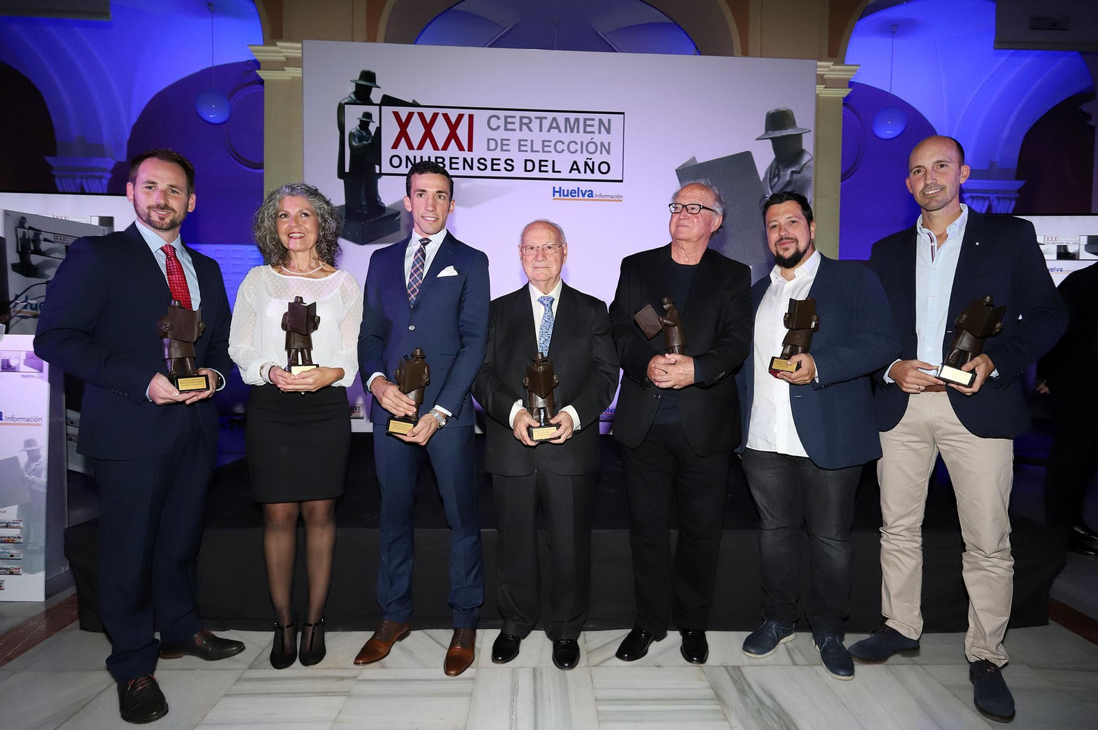 Foto de familia de los premiados con los Onubenses del Año. Foto de familia de los premiados con los Onubenses del Año.