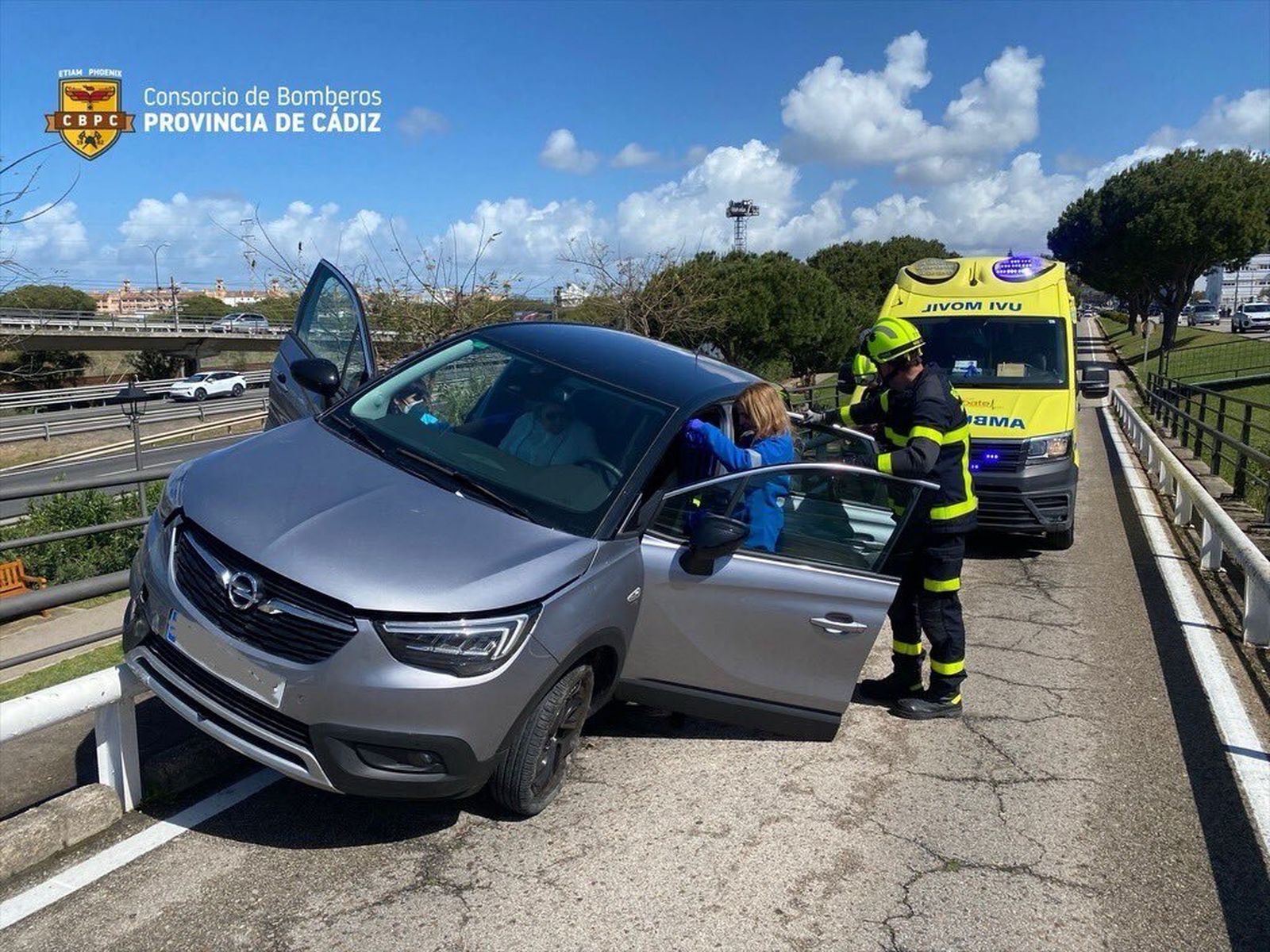 Vehículo accidentado en el puente de acceso a Bahía Sur