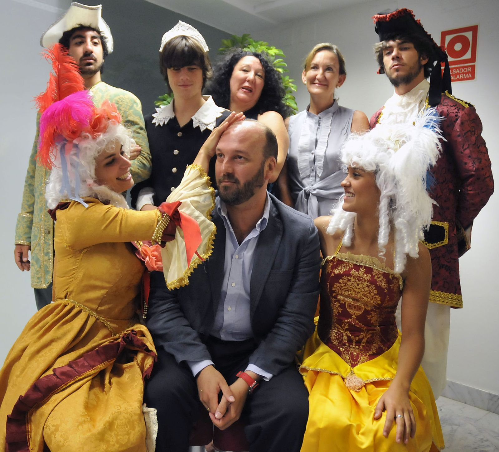 Curro, con actores de Viento Sur en su época de delegado de Triana.