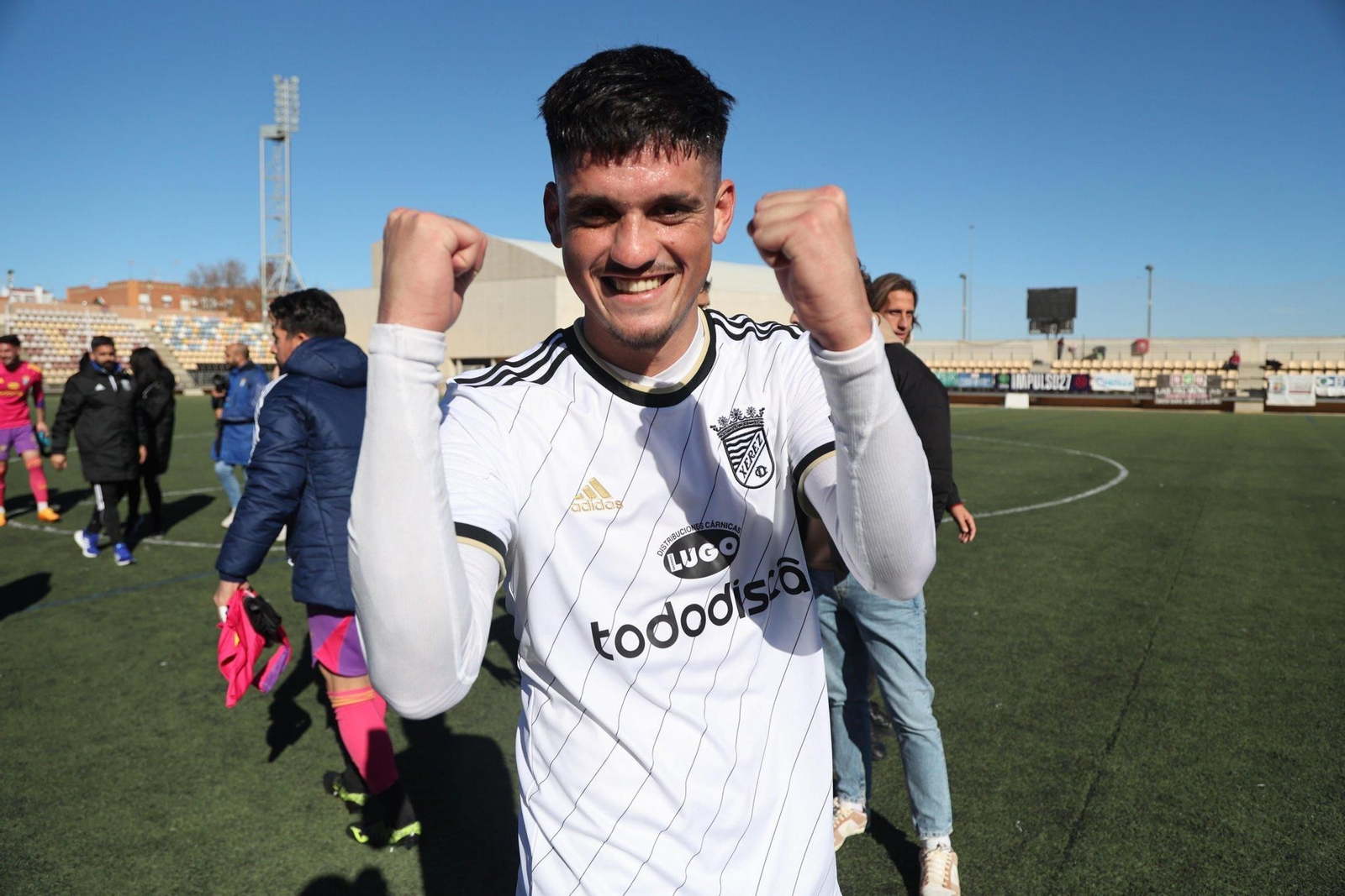 Geovanni levanta los puños para celebrar el triunfo en Ayamonte.