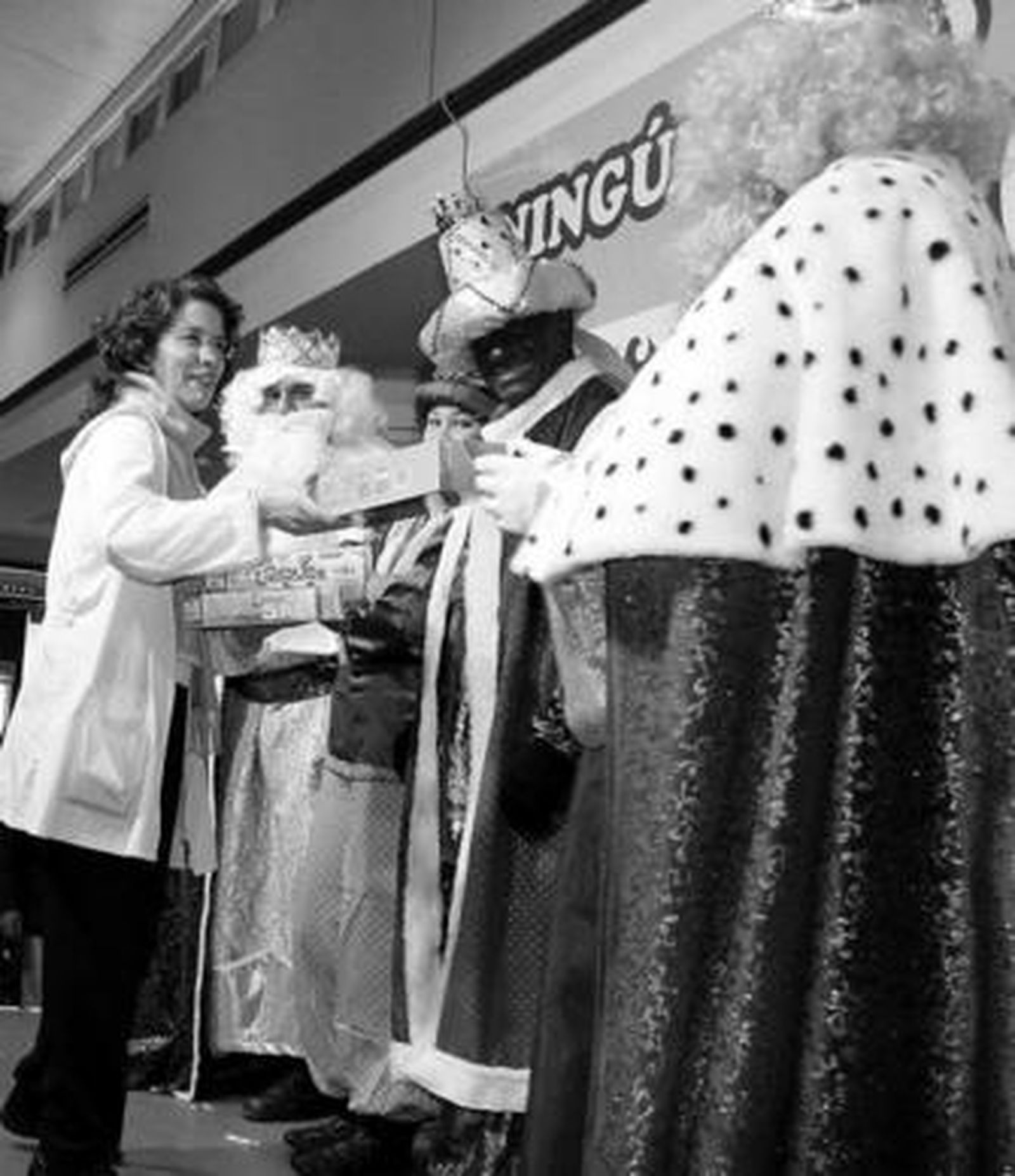 La concejal de Bienestar Social, Beatriz Fuentes, haciendo entrega de su presente.