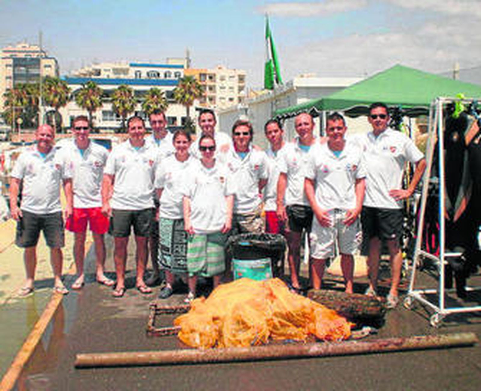 Participantes junto al edil de Playas, Luis Miguel Carmona.