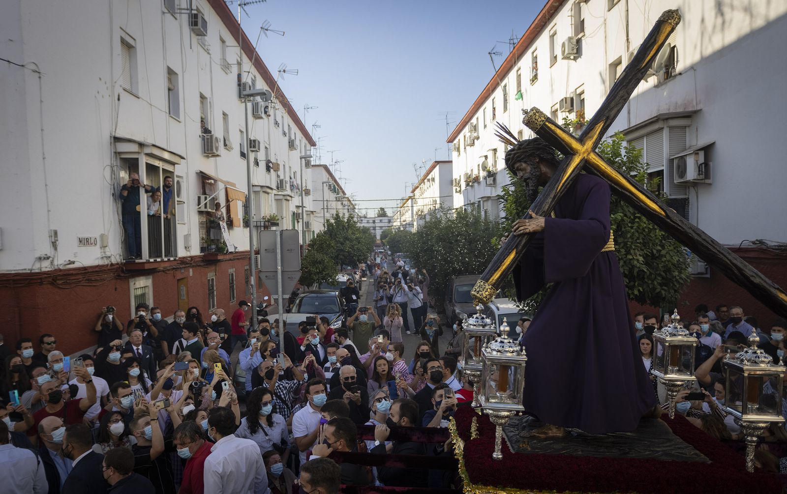El Señor del Gran Poder por el barrio de Los Pajaritos, en imágenes.