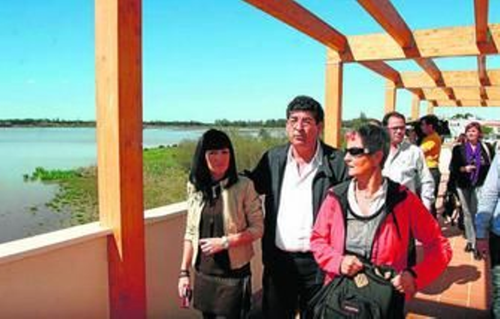 Valderas, en el centro Francisco Bernís, junto a María Gadea y Pepa Beiras, de la candidatura de IU por Huelva.