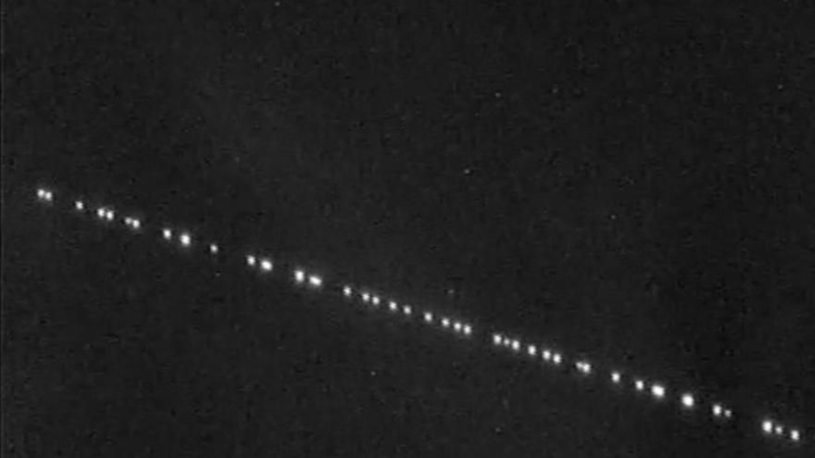 Los testigos presenciaron una imagen parecida a esta: un tren de satélites