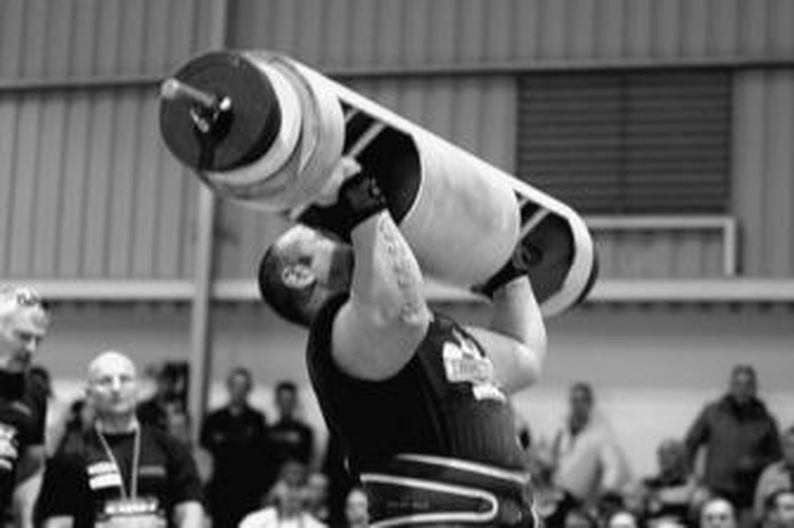 Uno de los participantes mantiene levantadas unas pesas.