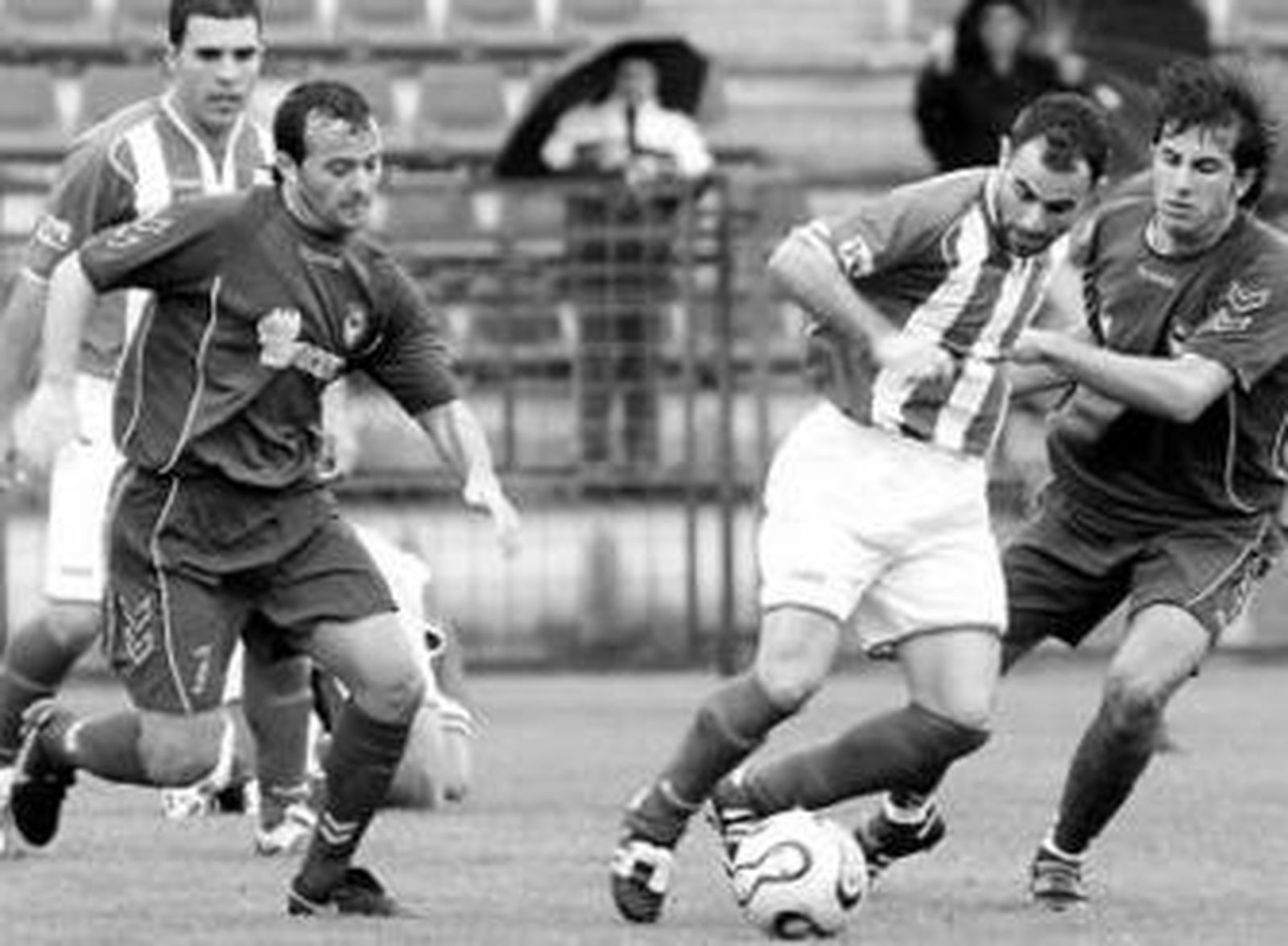 Vázquez controla el balón pese a la presión de Juan José.