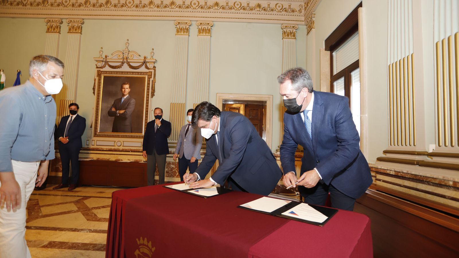 Momento de la firma de los alcaldes Gabriel Cruz y Juan Espadas.