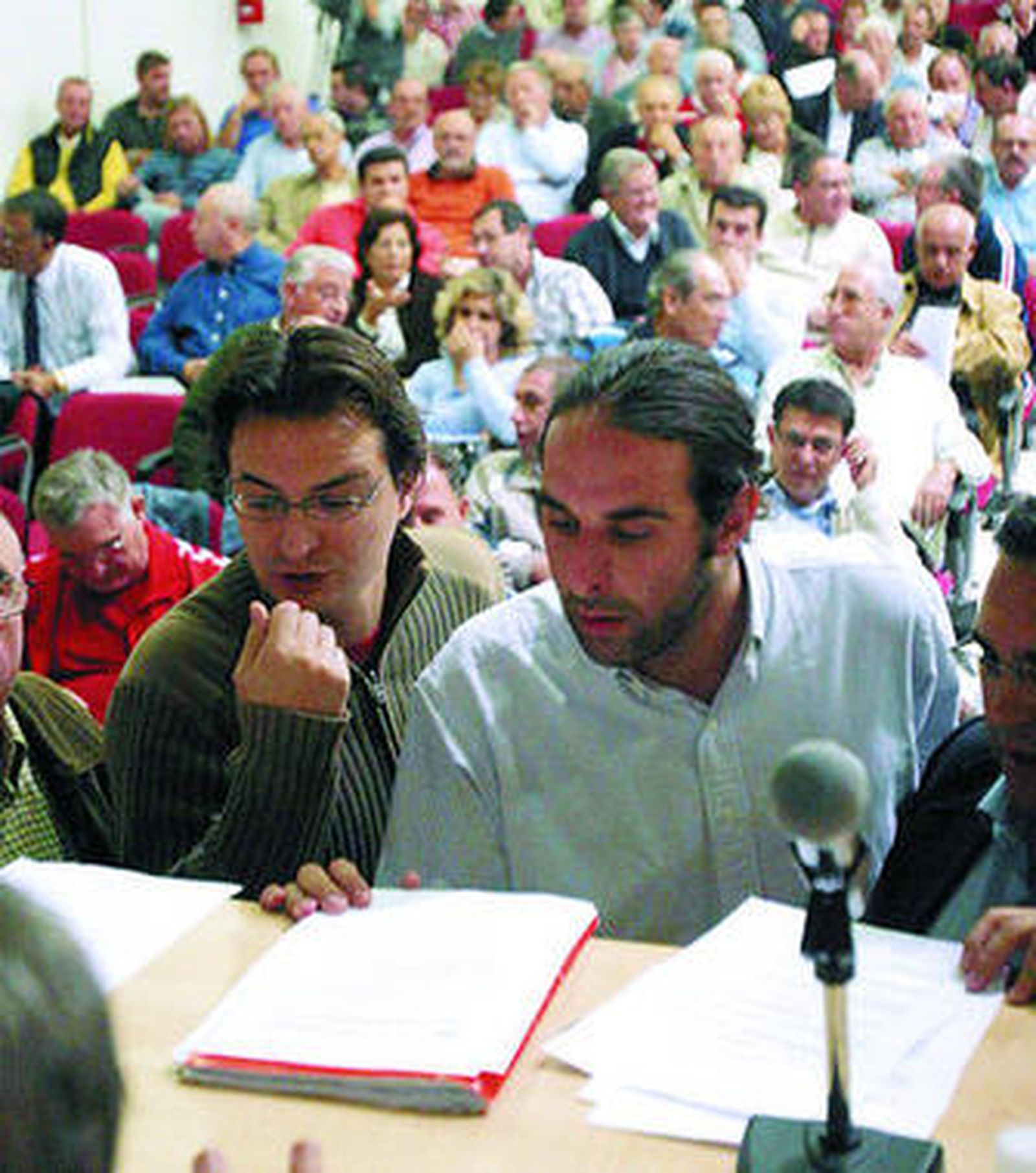 Ignacio Castro, a la derecha, junto a Juanma Torres en una asamblea del Algeciras.