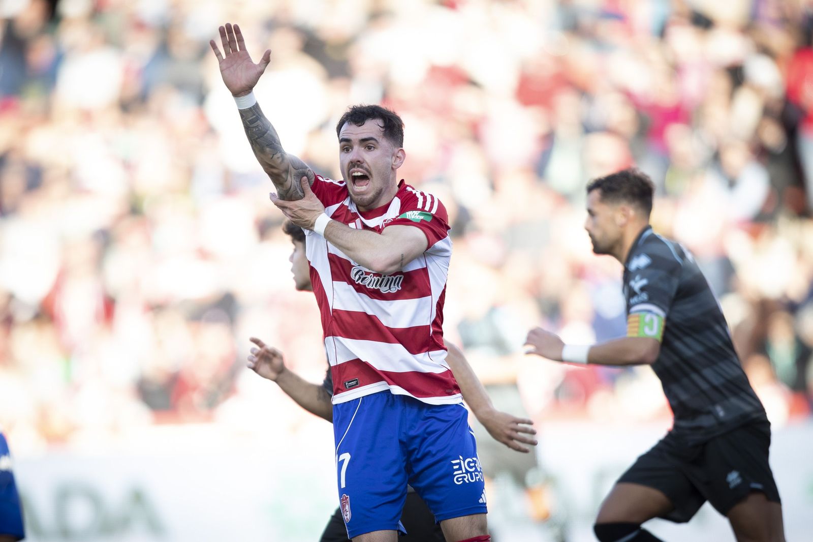 Sola pide mano en el duelo ante el Castellón.