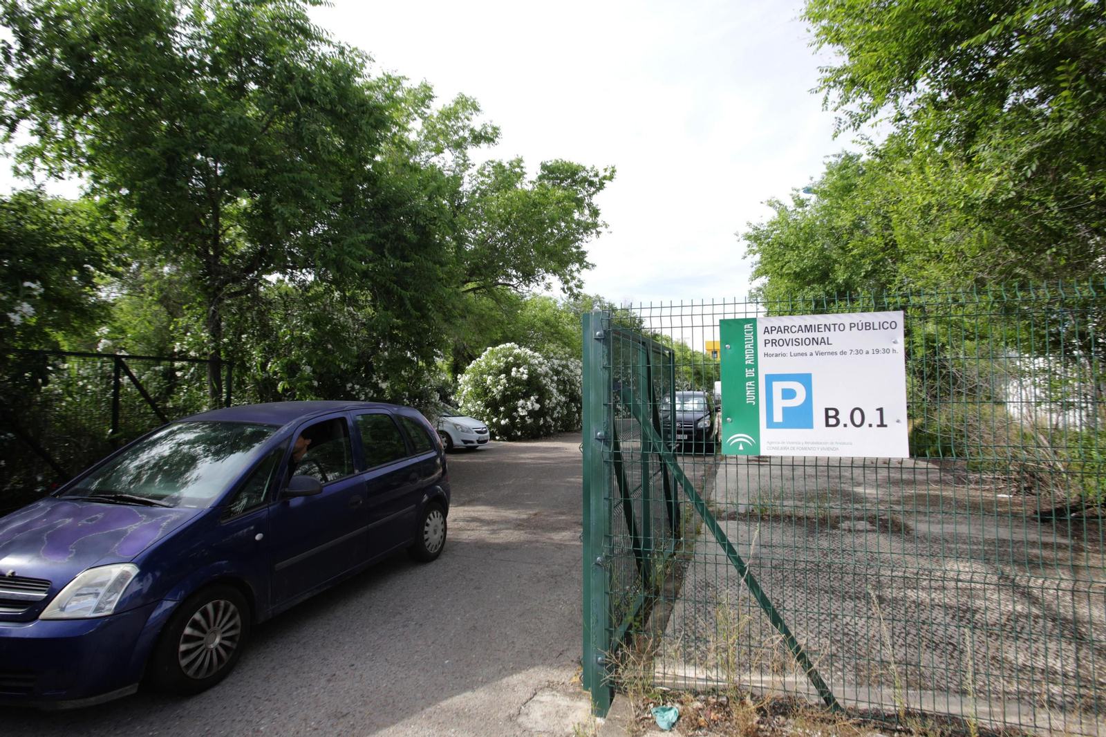 Uno de los solares gratuitos para aparcar en la Cartuja en la avenida Carlos III