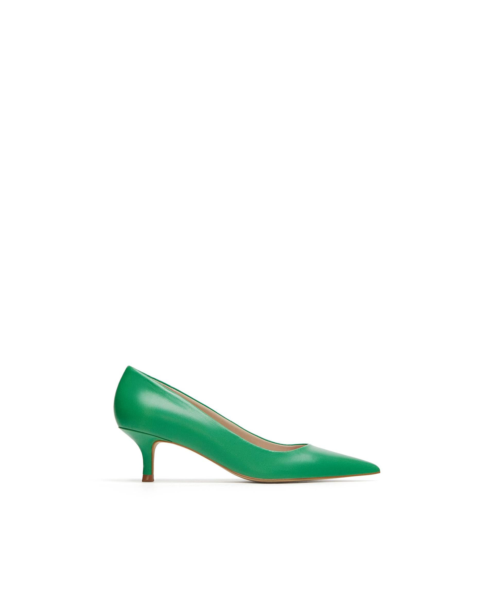 Salones de tacón bajo: en color verde retro. De Zara. Los mejores zapatos de tendencia esta temporada