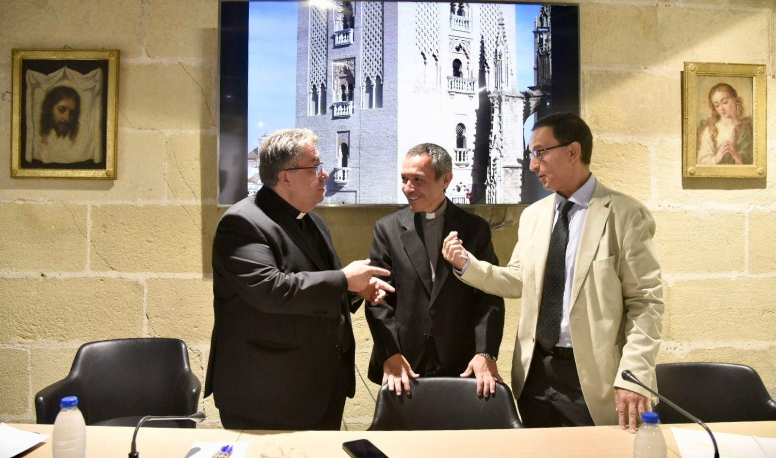 Los canónigos Marcelino Manzano y Manuel Sánchez; y el arquitecto Eduardo Martínez Moya durante la presentación del simposio.