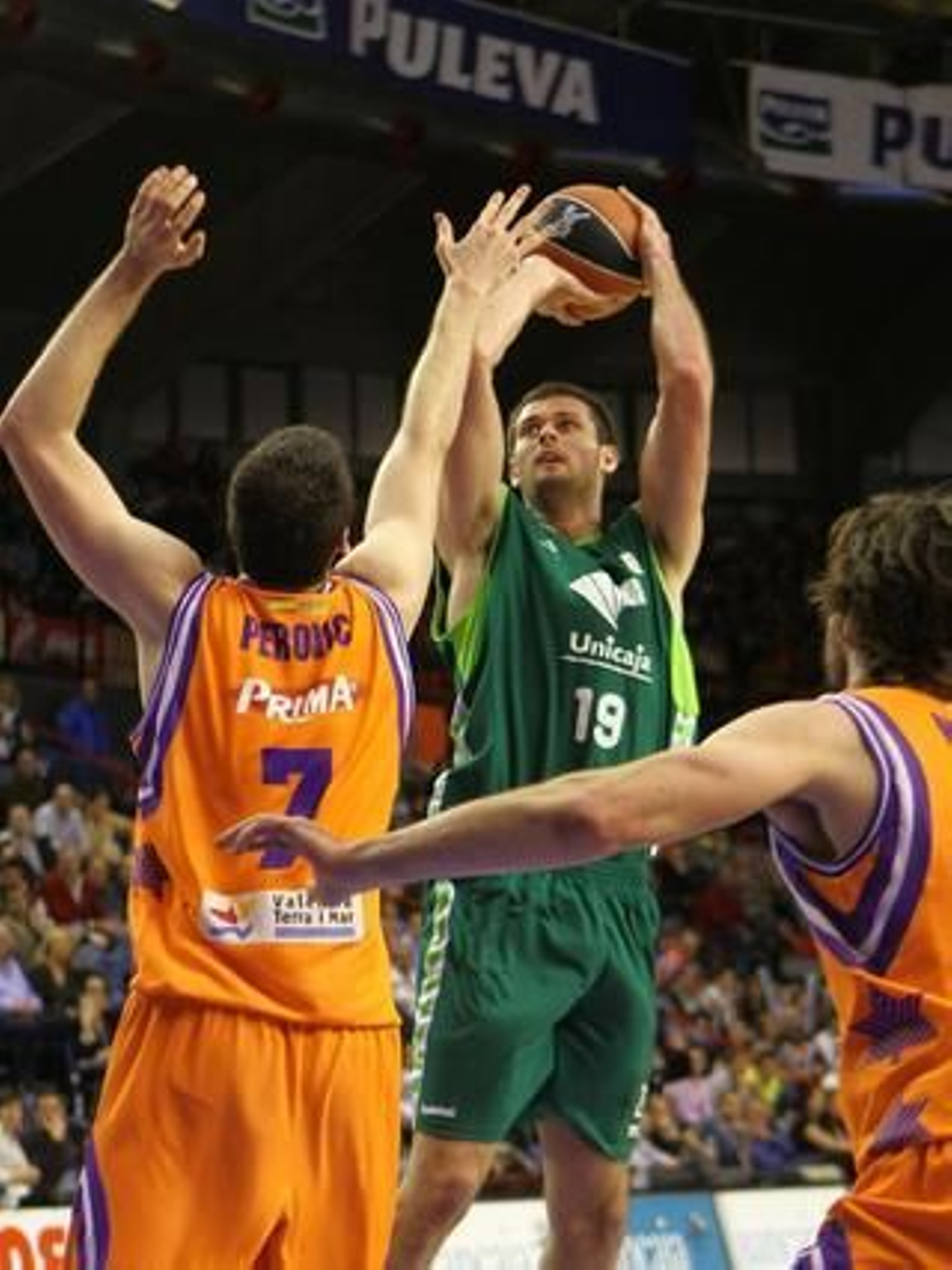 El Unicaja cae ante el Valencia lastrado por una mala primera parte. / LOF