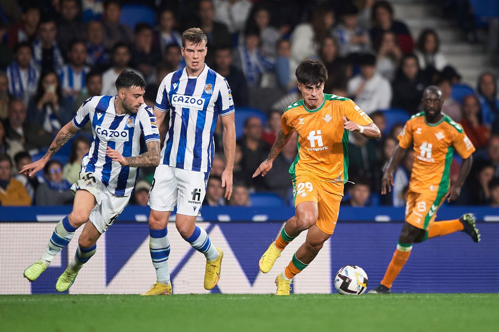 Juan Cruz conduce la pelota ante Rico y Sorloth en el Real Sociedad-Betis de la primera vuelta.