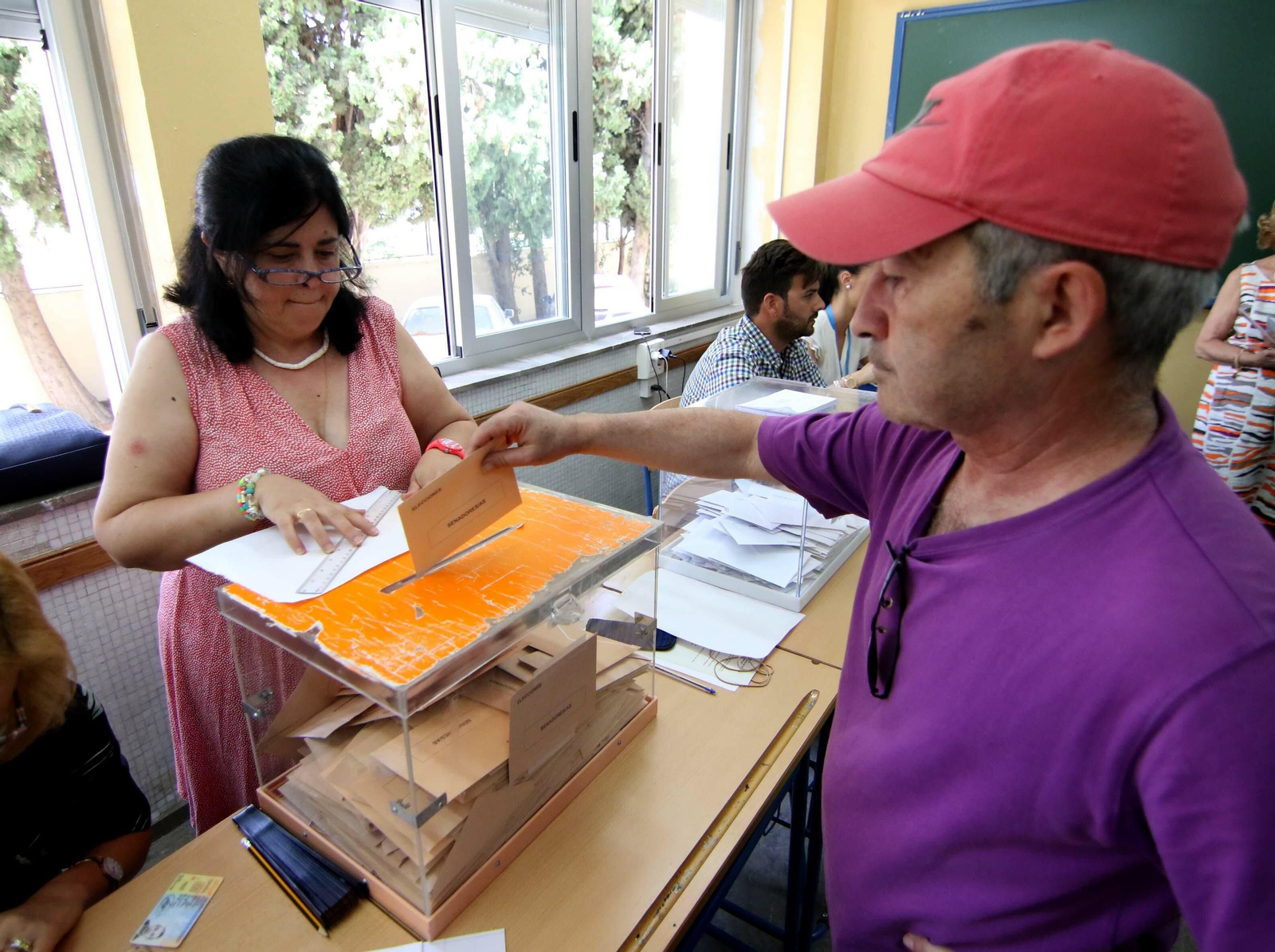 Un granadino deposita su voto al Senado en los anteriores comicios.