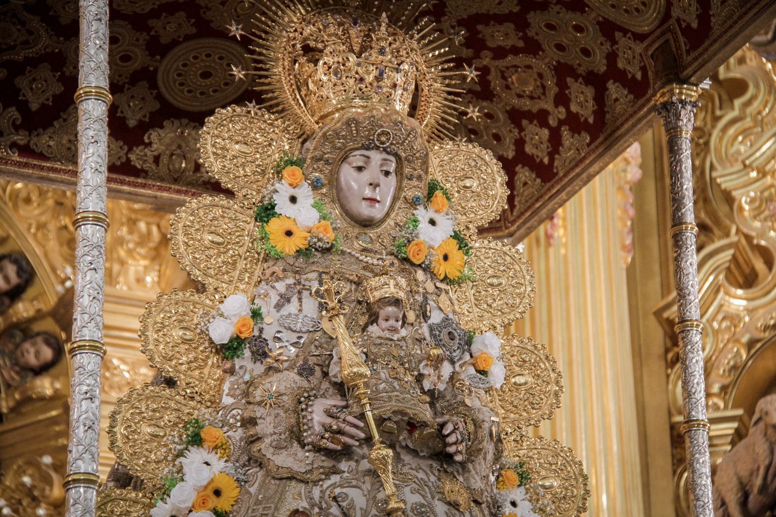 La Virgen del Rocío en su paso de Reina, este domingo.