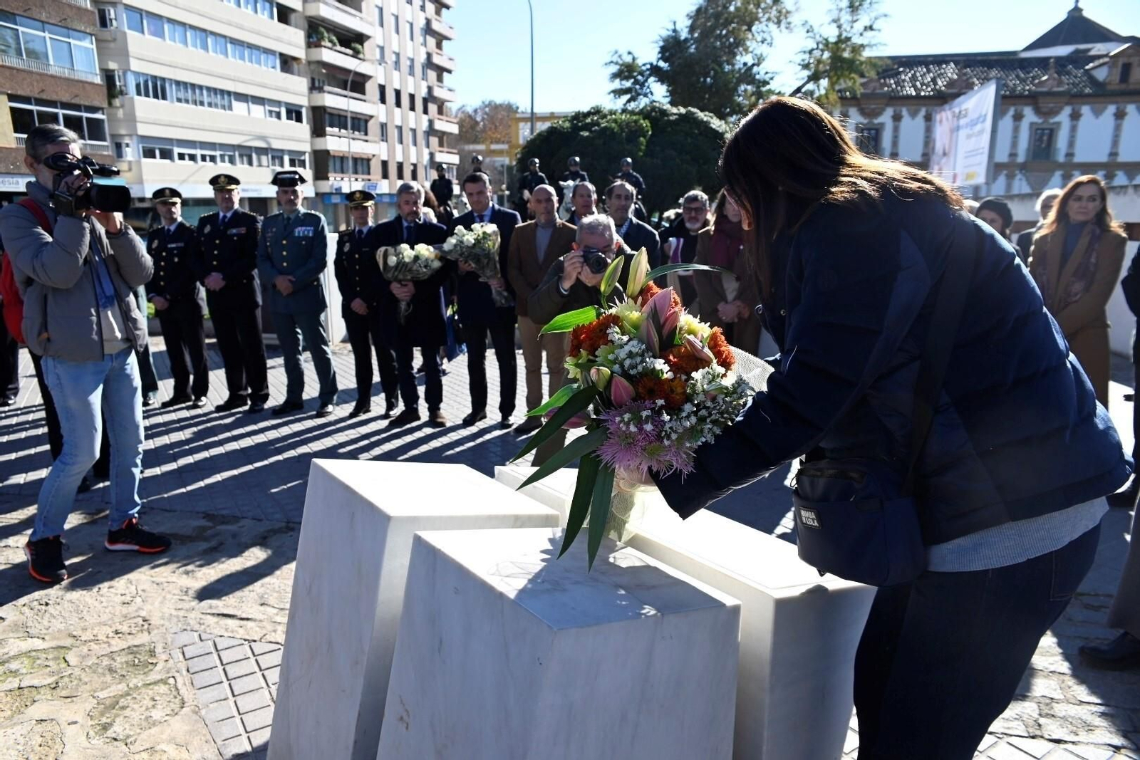 Las imágenes de la ofrenda floral a María de los Ángeles García y María Soledad Muñoz, policías locales asesinadas en acto de servicio en 1996.
